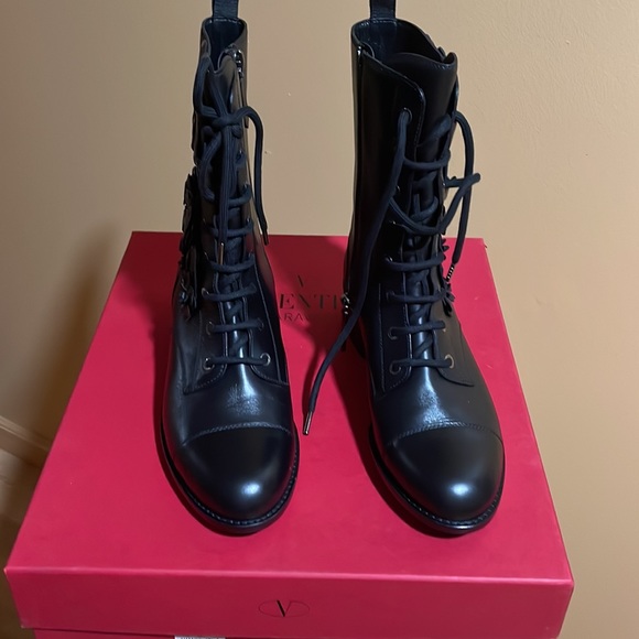 NIB Authentic Valentino Leather Moto Boots, size 38(8) - Picture 2 of 9